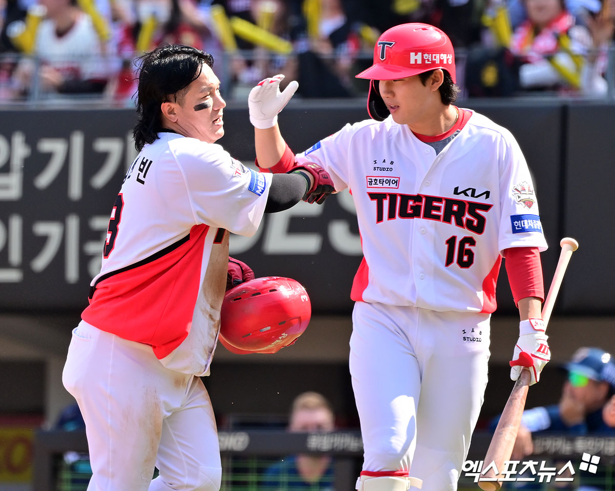 22일 오후 광주기아챔피언스필드에서 열린 '2025 신한 SOL Bank KBO리그' NC 다이노스와 KIA 타이거즈의 개막전 경기, 2회말 2사 1,2루 KIA 김선빈이 김태군의 1타점 적시타때 득점에 성공한 후 최원준과 하이파이브를 하고 있다. 엑스포츠뉴스 DB