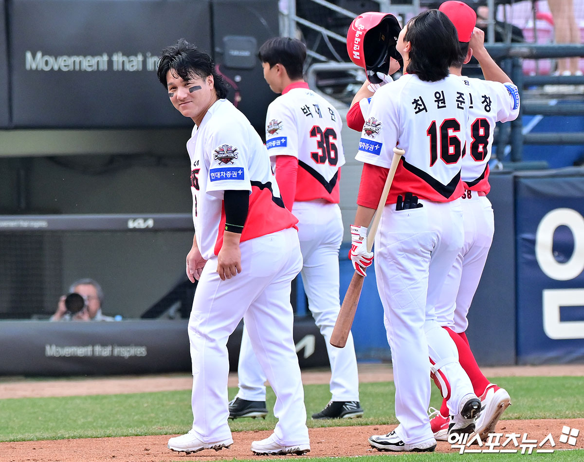 23일 오후 광주기아챔피언스필드에서 열린 '2025 신한 SOL Bank KBO리그' NC 다이노스와 KIA 타이거즈의 경기, NC가 KIA에 5:4로 승리하며 전날의 패배를 설욕했다. 경기종료 후 KIA 김선빈이 NC 이호준 감독에게 인사를 하고 있다. 엑스포츠뉴스 DB