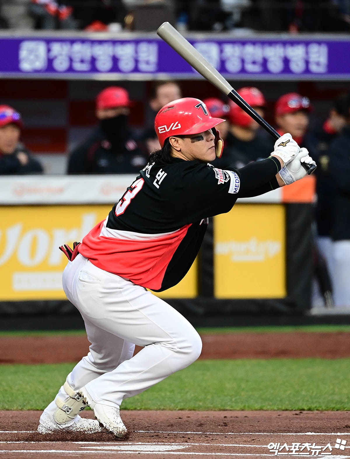 28일 오후 대전한화생명볼파크에서 열린 '2025 신한 SOL Bank KBO리그' 한화 이글스와 KIA 타이거즈의 경기, 1회초 KIA 선두타자 김선빈이 안타를 때려내고 있다. 엑스포츠뉴스 DB