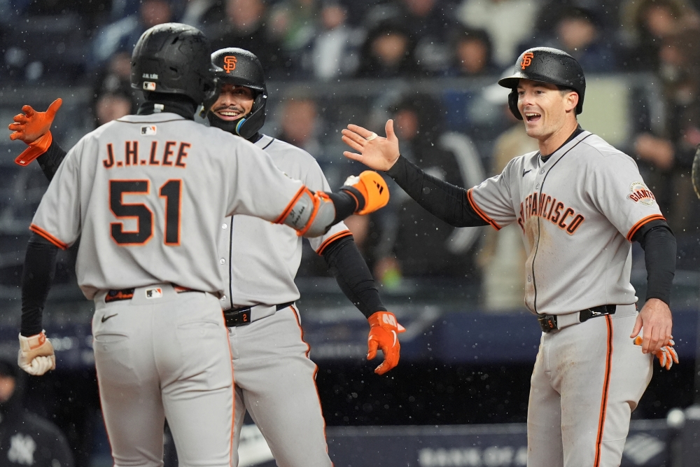 샌프란시스코 자이언츠 외야수 이정후가 12일 미국 뉴욕주 브롱스의 양키스타디움에서 열린 2025 미국프로야구 메이저리그 뉴욕 양키스와의 원정경기에 3번타자 겸 중견수로 선발 출전해 2타수 1안타 1홈런 3타점 2볼넷을 기록했다. 이정후의 시즌 타율은 0.333에서 0.340으로 상승했다. AP 연합뉴스