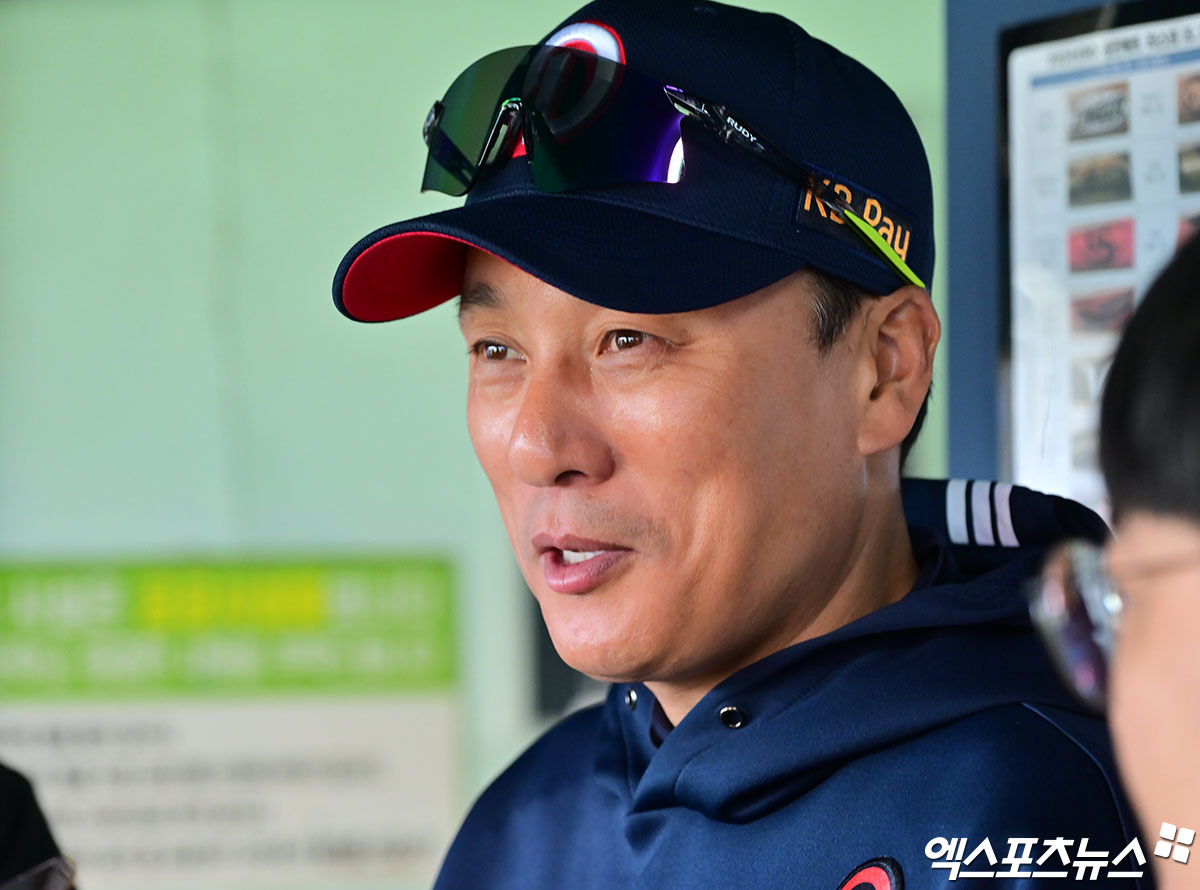 두산 베어스 이승엽 감독이 정규시즌 경기를 앞두고 취재진과 인터뷰하고 있다. 엑스포츠뉴스 DB