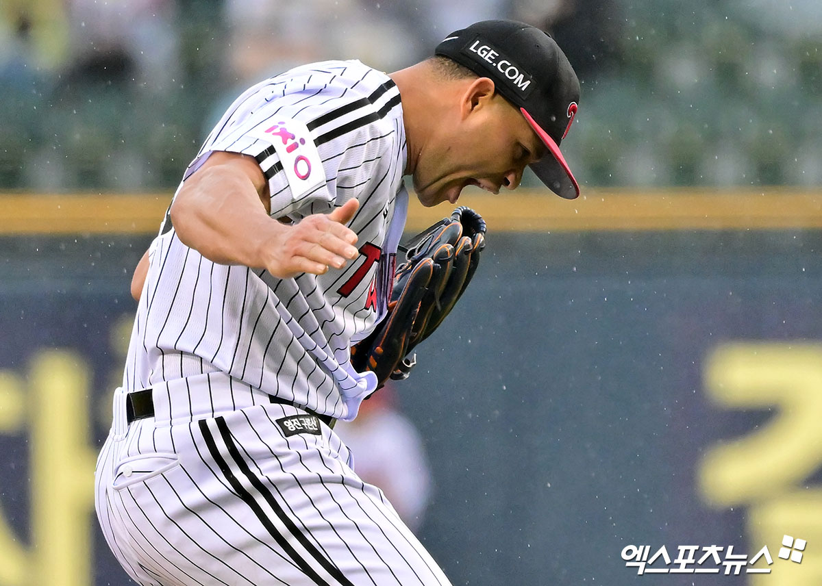 12일 오후 서울 송파구 잠실야구장에서 열린 2025 신한 SOL Bank KBO리그 두산 베어스와 LG 트윈스의 경기, 6회초 투구를 마친 LG 선발투수 치리노스가 포효하고 있다. 엑스포츠뉴스 잠실, 김한준 기자