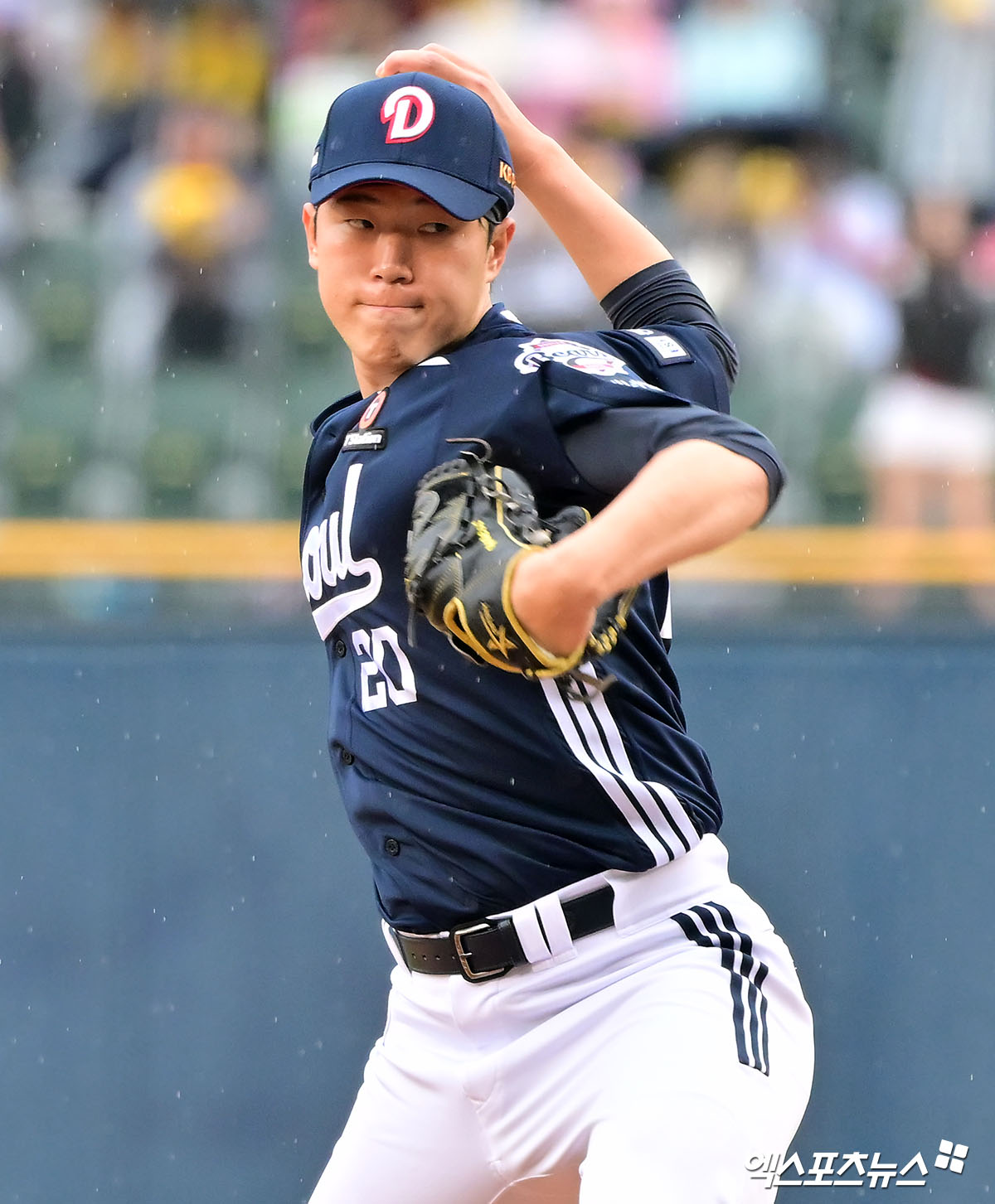 12일 오후 서울 송파구 잠실야구장에서 열린 2025 신한 SOL Bank KBO리그 두산 베어스와 LG 트윈스의 경기, 두산 선발투수 김유성이 투구하고 있다. 엑스포츠뉴스 잠실, 김한준 기자