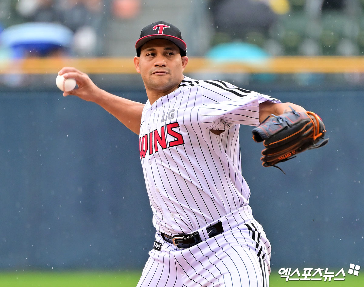 12일 오후 서울 송파구 잠실야구장에서 열린 2025 신한 SOL Bank KBO리그 두산 베어스와 LG 트윈스의 경기, LG 선발투수 치리노스가 투구하고 있다. 엑스포츠뉴스 잠실, 김한준 기자