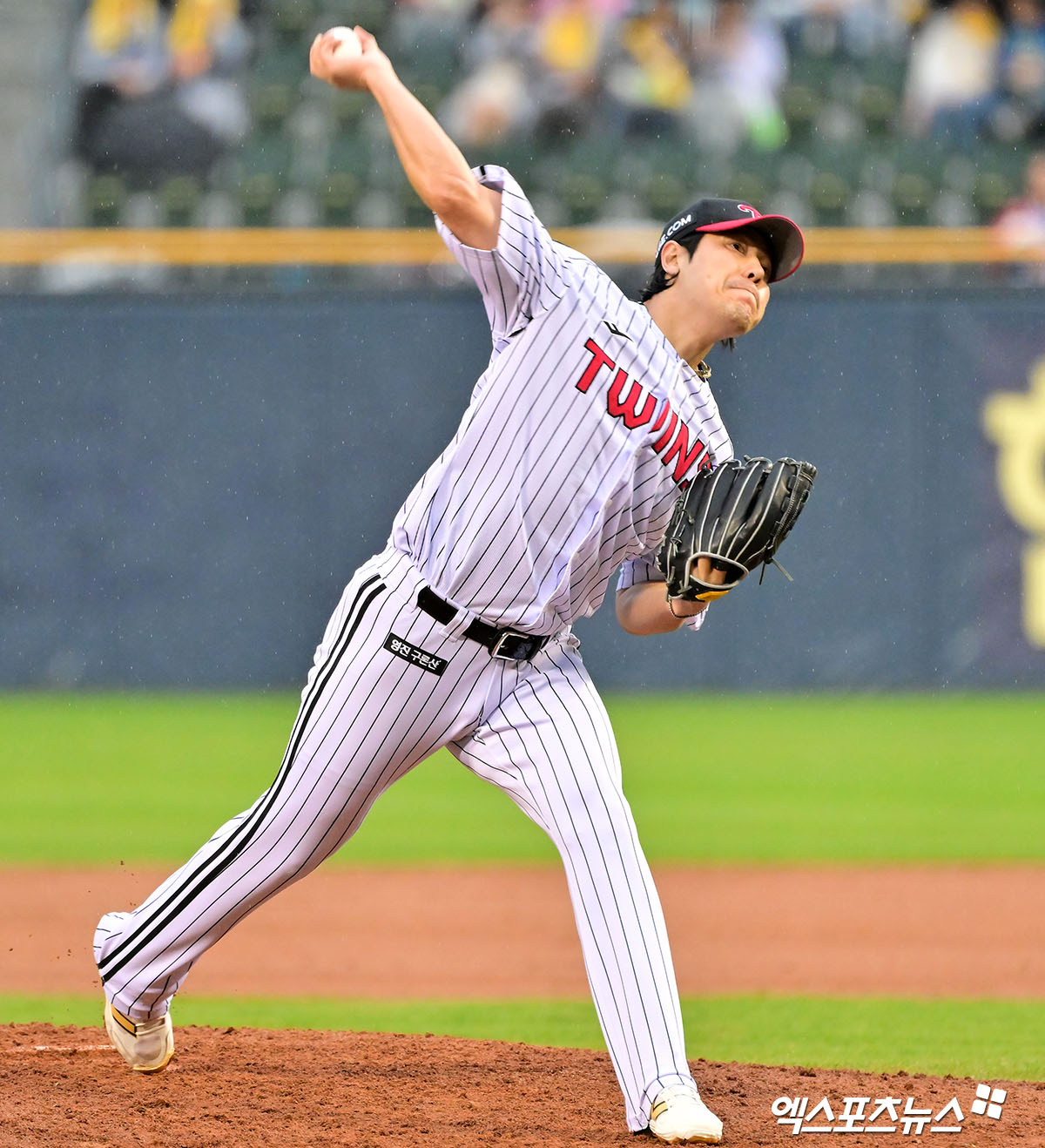 12일 오후 서울 송파구 잠실야구장에서 열린 2025 신한 SOL Bank KBO리그 두산 베어스와 LG 트윈스의 경기, LG 구원투수 김진성이 투구하고 있다. 엑스포츠뉴스 잠실, 김한준 기자