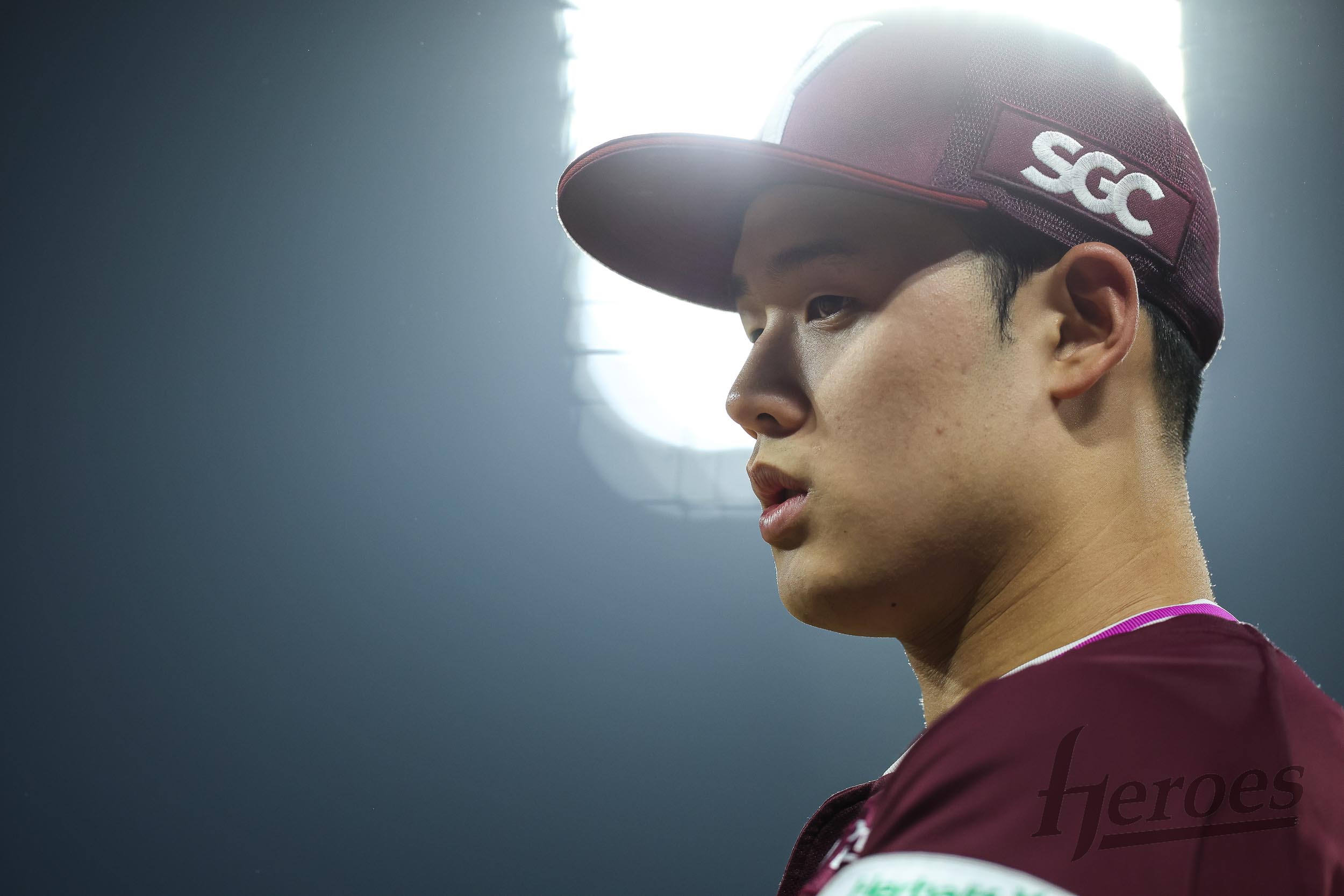 키움 히어로즈 좌완 루키 정현우가 12일 대전 한화생명 볼파크에서 열린 2025 신한 SOL Bank KBO리그 한화 이글스와의 팀 간 2차전에 선발등판, 5이닝 2실점 호투로 시즌 2승을 따냈다. 사진 한화 이글스