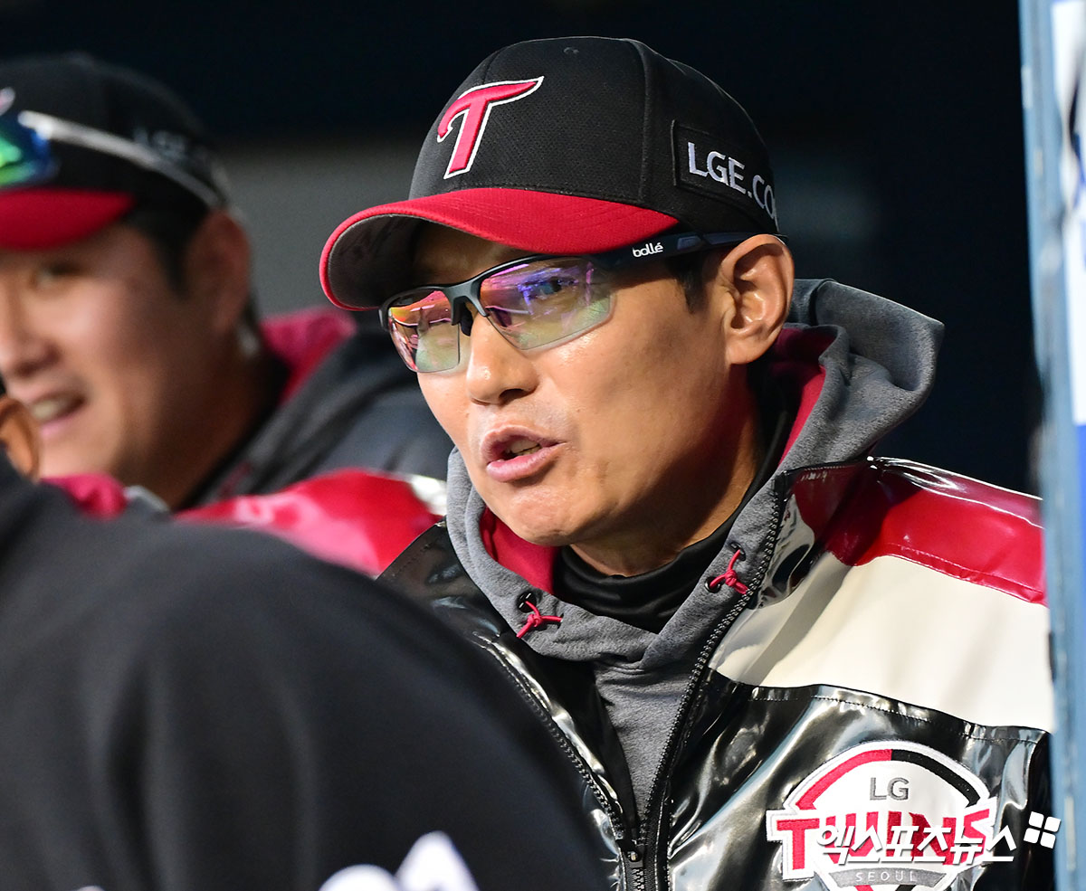 12일 오후 서울 송파구 잠실야구장에서 열린 2025 신한 SOL Bank KBO리그 두산 베어스와 LG 트윈스의 경기, LG 염경엽 감독이 선수의 득점에 기뻐하고 있다. 엑스포츠뉴스 잠실, 김한준 기자