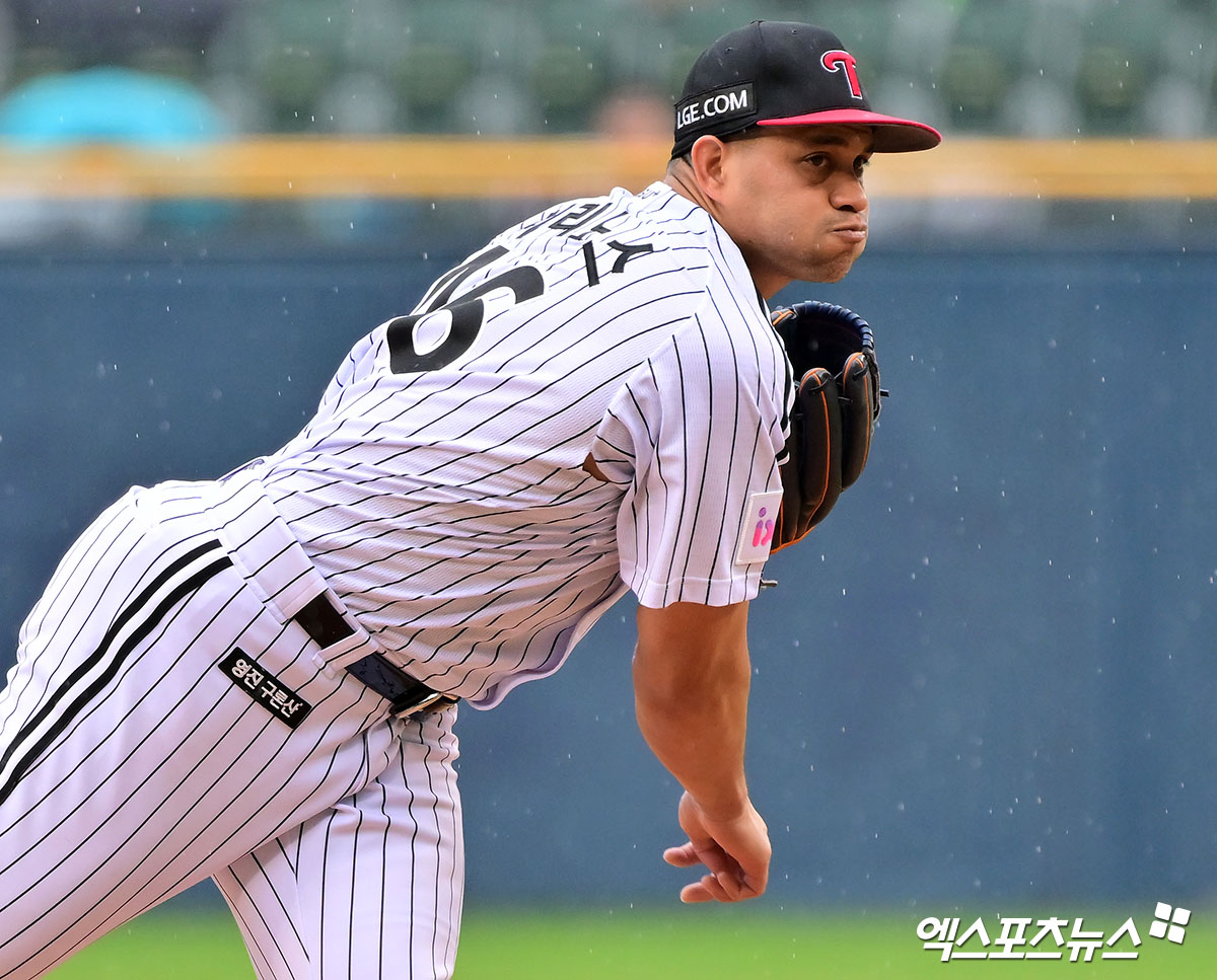 12일 오후 서울 송파구 잠실야구장에서 열린 2025 신한 SOL Bank KBO리그 두산 베어스와 LG 트윈스의 경기, LG 치리노스가 투구하고 있다. 엑스포츠뉴스 잠실, 김한준 기자