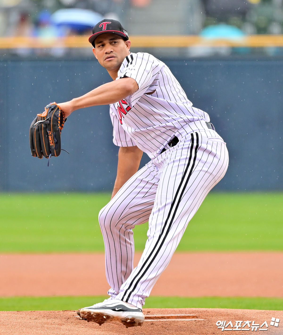 12일 오후 서울 송파구 잠실야구장에서 열린 2025 신한 SOL Bank KBO리그 두산 베어스와 LG 트윈스의 경기, LG 치리노스가 투구하고 있다. 엑스포츠뉴스 잠실, 김한준 기자