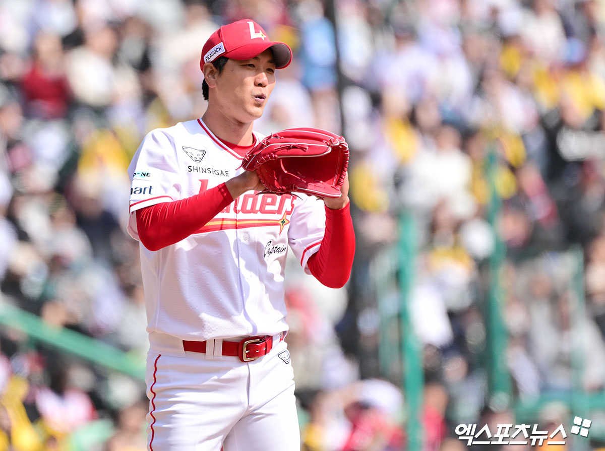 15일 오후 인천SSG랜더스필드에서 열린 '2025 신한 SOL Bank KBO리그' LG 트윈스와 SSG 랜더스의 시범경기, 6회초 무사 1루 SSG 김광현이 정준재의 수비에 감탄하고 있다. 엑스포츠뉴스 DB