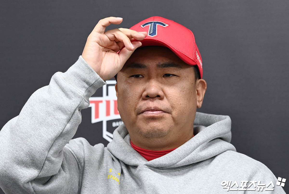 28일 오후 광주기아챔피언스필드에서 열리는 '2024 신한 SOL Bank KBO 한국시리즈' 삼성 라이온즈와 KIA 타이거즈의 5차전 경기에 앞서 KIA 이범호 감독이 취재진과 인터뷰를 나누고 있다. 엑스포츠뉴스 DB