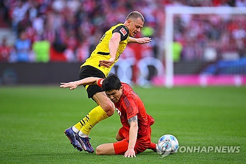 바이에른 뮌헨과 도르트문트가 13일(한국시간) 독일 뮌헨에 있는 알리안츠 아레나에서 열린 2024-2025시즌 분데스리가 29라운드 '데어클라시커' 맞대결에서 2-2 무승부를 기록했다. 연합뉴스