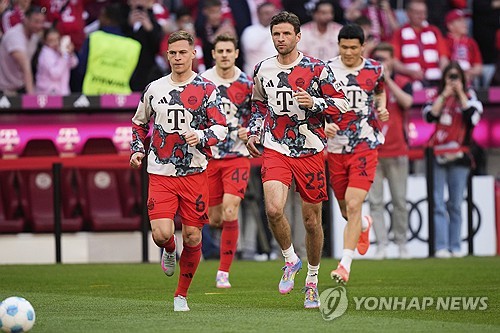 바이에른 뮌헨과 도르트문트가 13일(한국시간) 독일 뮌헨에 있는 알리안츠 아레나에서 열린 2024-2025시즌 분데스리가 29라운드 '데어클라시커' 맞대결에서 2-2 무승부를 기록했다. 연합뉴스