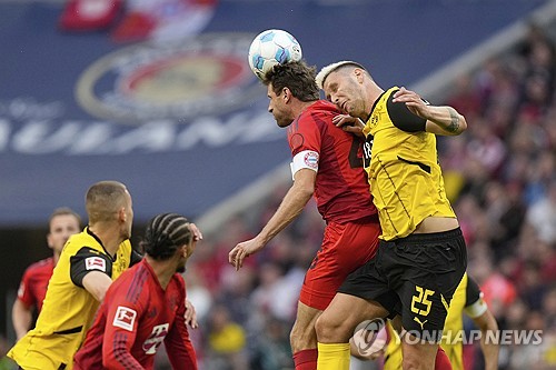 바이에른 뮌헨과 도르트문트가 13일(한국시간) 독일 뮌헨에 있는 알리안츠 아레나에서 열린 2024-2025시즌 분데스리가 29라운드 '데어클라시커' 맞대결에서 2-2 무승부를 기록했다. 연합뉴스