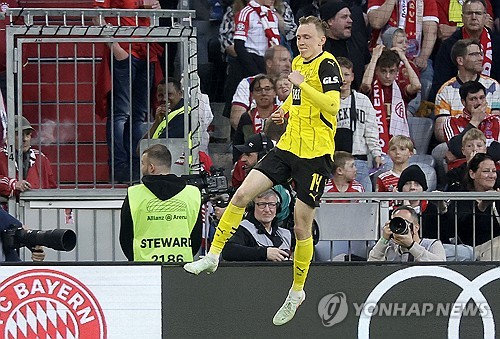 바이에른 뮌헨과 도르트문트가 13일(한국시간) 독일 뮌헨에 있는 알리안츠 아레나에서 열린 2024-2025시즌 분데스리가 29라운드 '데어클라시커' 맞대결에서 2-2 무승부를 기록했다. 연합뉴스