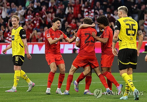 바이에른 뮌헨과 도르트문트가 13일(한국시간) 독일 뮌헨에 있는 알리안츠 아레나에서 열린 2024-2025시즌 분데스리가 29라운드 '데어클라시커' 맞대결에서 2-2 무승부를 기록했다. 연합뉴스