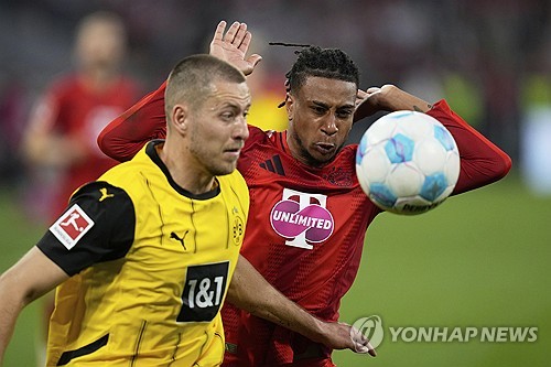 바이에른 뮌헨과 도르트문트가 13일(한국시간) 독일 뮌헨에 있는 알리안츠 아레나에서 열린 2024-2025시즌 분데스리가 29라운드 '데어클라시커' 맞대결에서 2-2 무승부를 기록했다. 연합뉴스