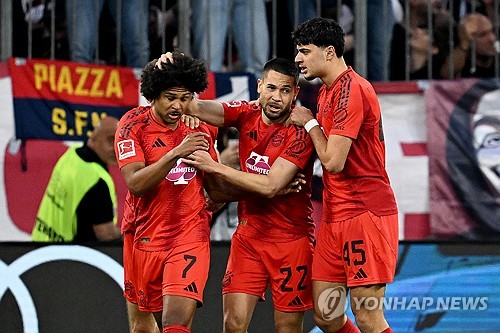 바이에른 뮌헨과 도르트문트가 13일(한국시간) 독일 뮌헨에 있는 알리안츠 아레나에서 열린 2024-2025시즌 분데스리가 29라운드 '데어클라시커' 맞대결에서 2-2 무승부를 기록했다. 연합뉴스