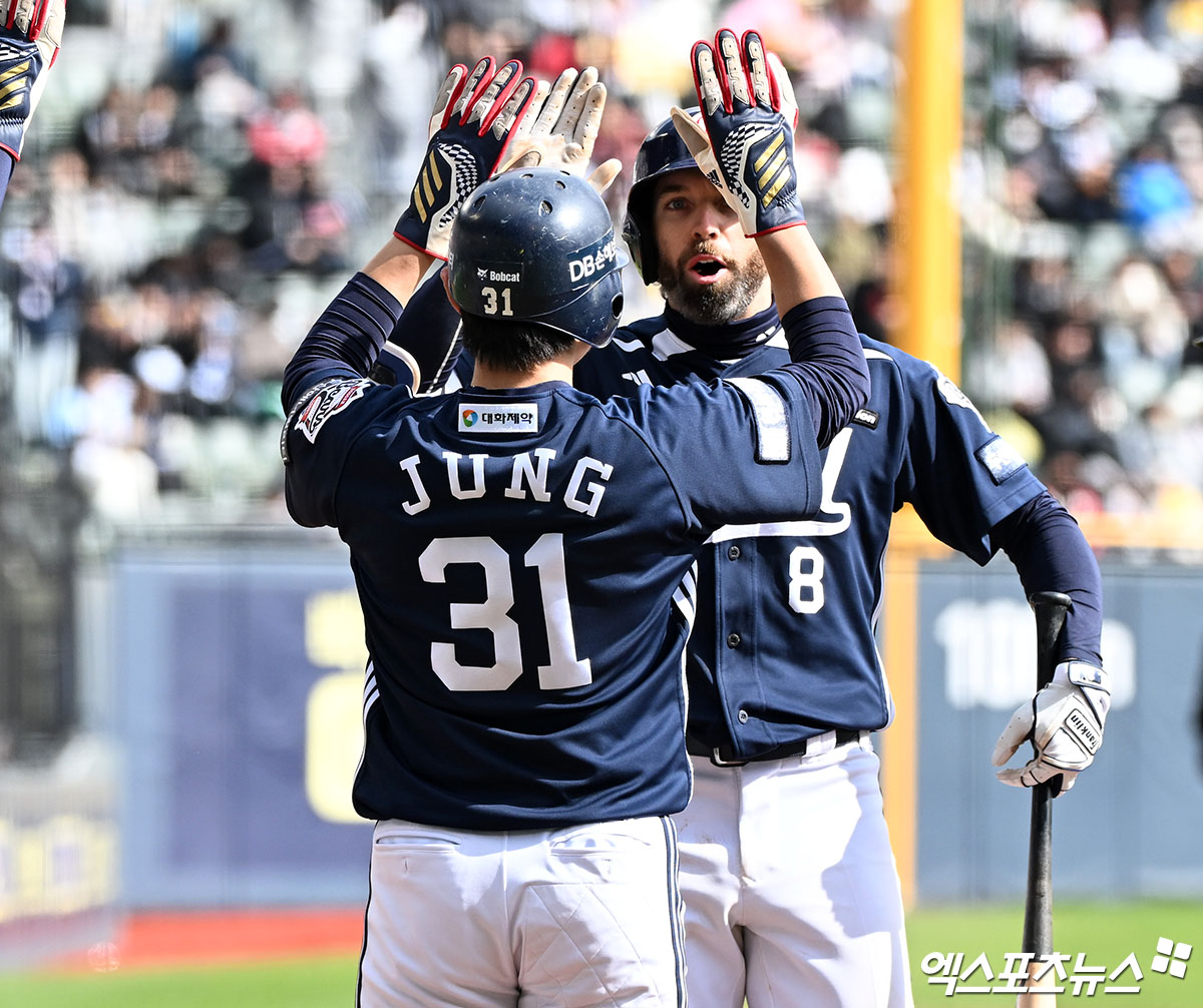 두산 외야수 케이브(8번)는 13일 잠실구장에서 열린 '2025 신한 SOL Bank KBO 리그' LG와 주말 3연전 마지막 경기에서 3번타자 우익수로 선발 출전했다. 상대 구원 투수 이지강 상대로 KBO리그 첫 홈런을 쏘아 올렸다. 엑스포츠뉴스 잠실, 김한준 기자