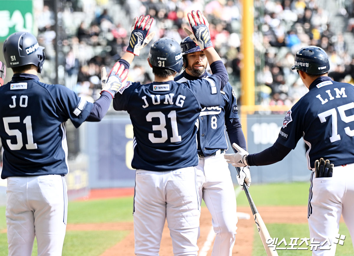 두산 외야수 케이브(8번)는 13일 잠실구장에서 열린 '2025 신한 SOL Bank KBO 리그' LG와 주말 3연전 마지막 경기에서 3번타자 우익수로 선발 출전했다. 상대 구원 투수 이지강 상대로 KBO리그 첫 홈런을 쏘아 올렸다. 엑스포츠뉴스 잠실, 김한준 기자