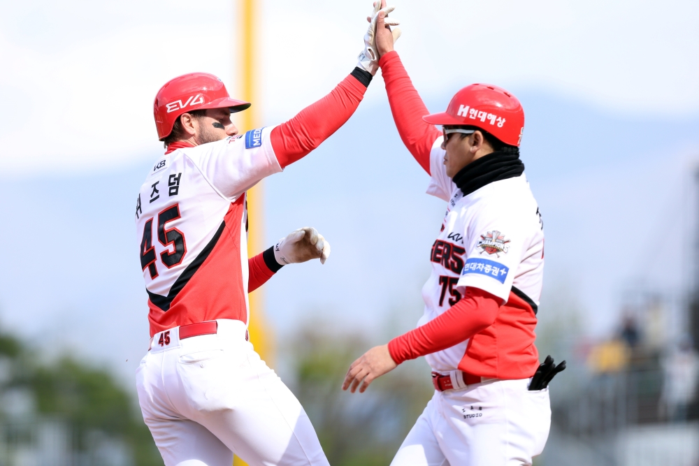 13일 오후 광주-KIA챔피언스필드에서 열린 '2025 신한 SOL Bank KBO리그' SSG 랜더스와 KIA 타이거즈의 경기, KIA가 11:5로 승리하면서 2연패 탈출에 성공했다. KIA 패트릭 위즈덤은 5타수 3안타 2홈런 3타점 2득점을 기록했다. KIA 타이거즈