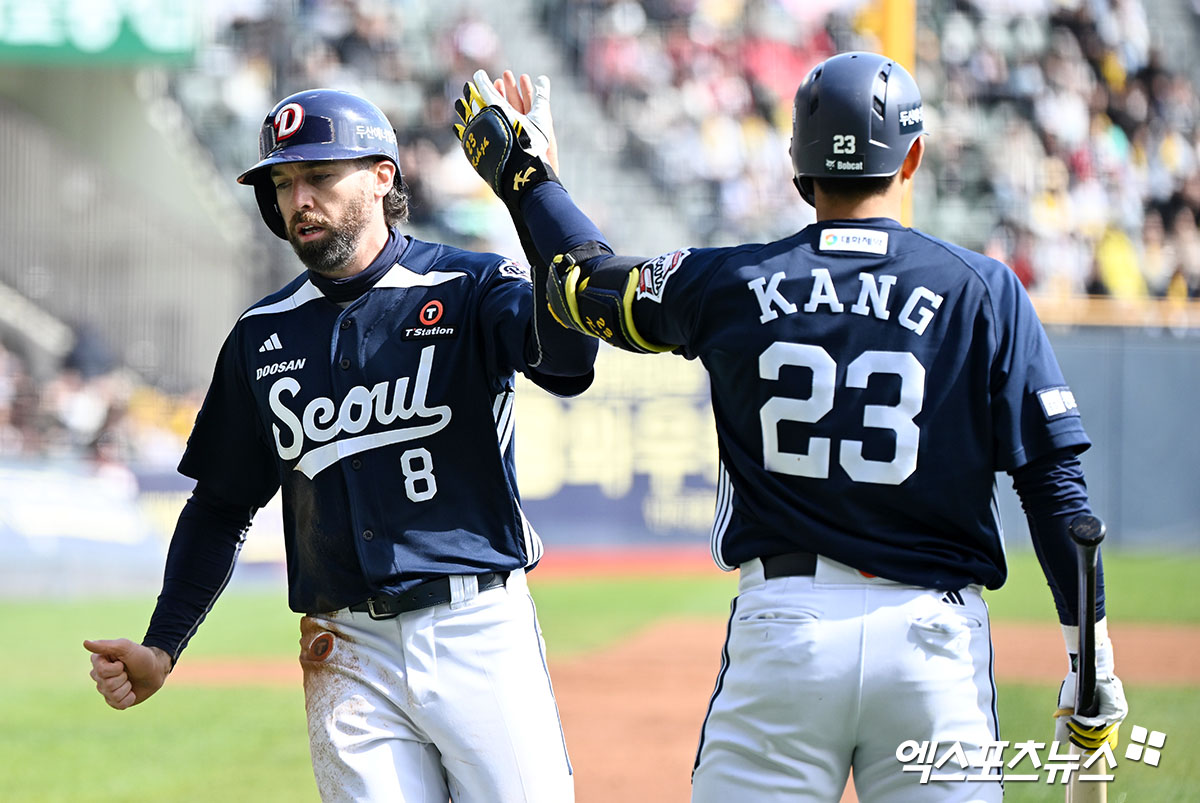 두산 외야수 케이브(왼쪽)는 13일 잠실구장에서 열린 '2025 신한 SOL Bank KBO 리그' LG와 주말 3연전 마지막 경기에서 3번타자 우익수로 선발 출전했다. 4회초 상대 구원 투수 이지강 상대로 KBO리그 첫 홈런을 쏘아 올려 팀 승리에 힘을 보탰다. 엑스포츠뉴스 잠실, 김한준 기자