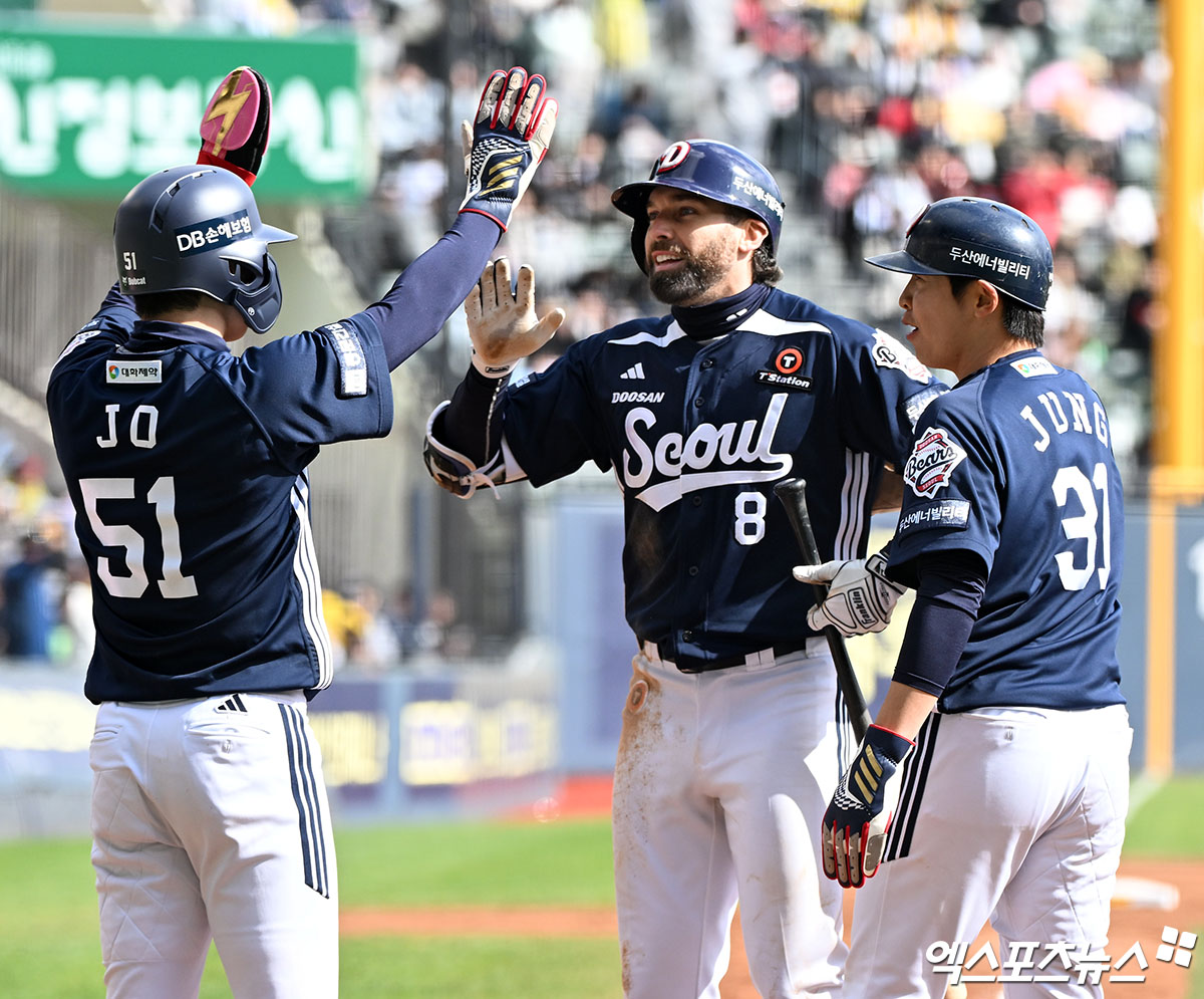 두산 외야수 케이브(가운데)는 13일 잠실구장에서 열린 '2025 신한 SOL Bank KBO 리그' LG와 주말 3연전 마지막 경기에서 3번타자 우익수로 선발 출전했다. 4회초 상대 구원 투수 이지강 상대로 KBO리그 첫 홈런을 쏘아 올려 팀 승리에 힘을 보탰다. 엑스포츠뉴스 잠실, 김한준 기자