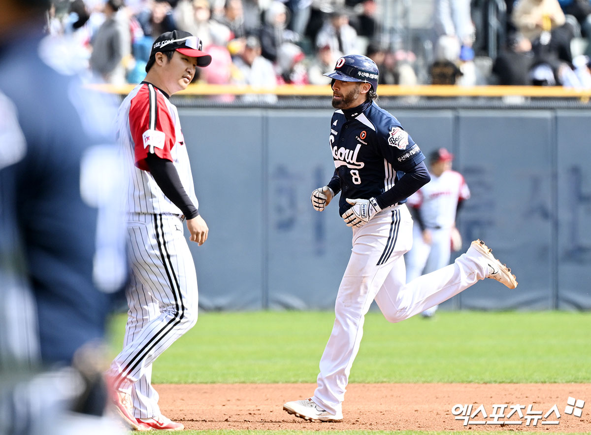 두산 외야수 케이브는 13일 잠실구장에서 열린 '2025 신한 SOL Bank KBO 리그' LG와 주말 3연전 마지막 경기에서 3번타자 우익수로 선발 출전했다. 4회초 상대 구원 투수 이지강 상대로 KBO리그 첫 홈런을 쏘아 올려 팀 승리에 힘을 보탰다. 엑스포츠뉴스 잠실, 김한준 기자