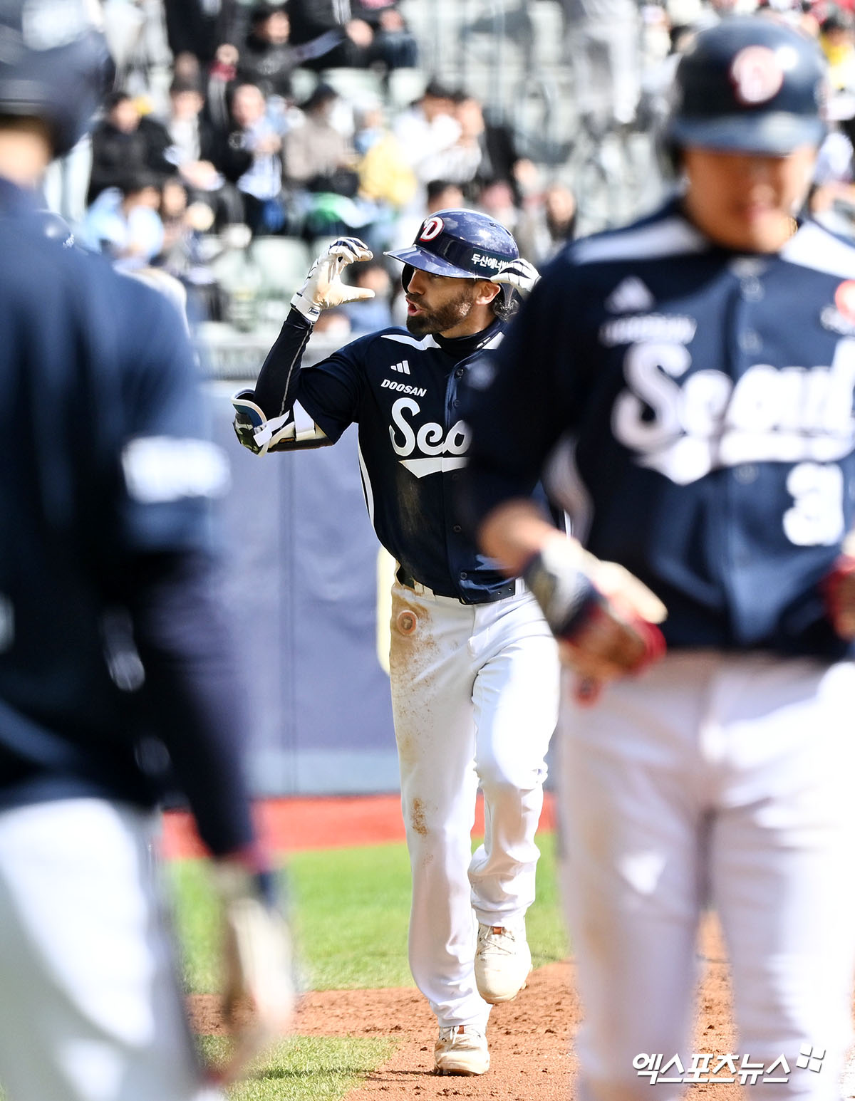 ​​두산 외야수 케이브는 13일 잠실구장에서 열린 '2025 신한 SOL Bank KBO 리그' LG와 주말 3연전 마지막 경기에서 3번타자 우익수로 선발 출전했다. 4회초 상대 구원 투수 이지강 상대로 KBO리그 첫 홈런을 쏘아 올려 팀 승리에 힘을 보탰다. 엑스포츠뉴스 잠실, 김한준 기자
