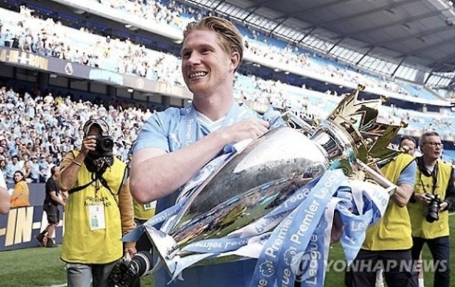 잉글리시 프리미어리그 통산 어시스트 2위 케빈 더브라위너가 올여름 맨체스터 시티와의 10년 생활을 청산하는 가운데 그의 행선지가 주목을 받고 있다. 리오넬 메시가 뛰는 미국 메이저리그사커(MLS) 인터 마이애미가 유력하지만 영국 언론은 그의 프리미어리그 잔류 가능성도 본다. 어릴 적 꿈꿔왔던 리버풀에 갈 수도 있다는 얘기다. 연합뉴스