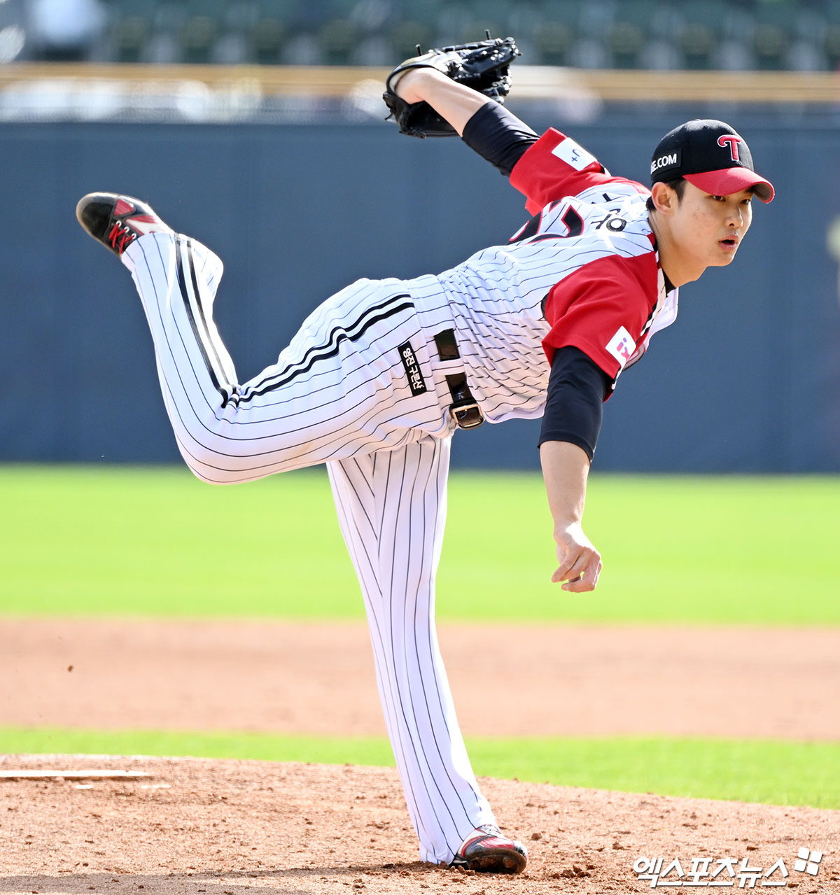 LG 투수 김영우는 13일 잠실구장에서 열린 '2025 신한 SOL Bank KBO 리그' 두산 베어스와 주말 3연전 마지막 경기가 끝난 뒤 '2025 신세계 이마트배 전국고교야구대회' 우승을 차지한 후배들에게 축하 메시지를 전했다. 엑스포츠뉴스 잠실, 김한준 기자
