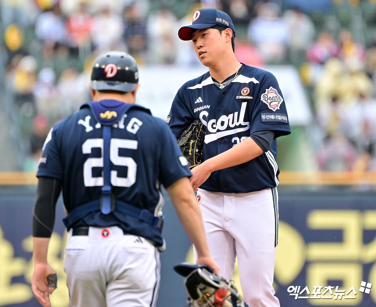 두산 투수 김유성(오른쪽)은 지난 12일 잠실구장에서 열린 '2025 신한 SOL Bank KBO 리그' LG와 주말 3연전 두 번째 경기에서 선발 등판했다. 최고 구속 시속 151㎞ 빠른 공을 던졌지만, 효율적인 투구를 하지 못해 3⅔이닝 2실점 하며 조기 강판 됐다. 엑스포츠뉴스 DB 