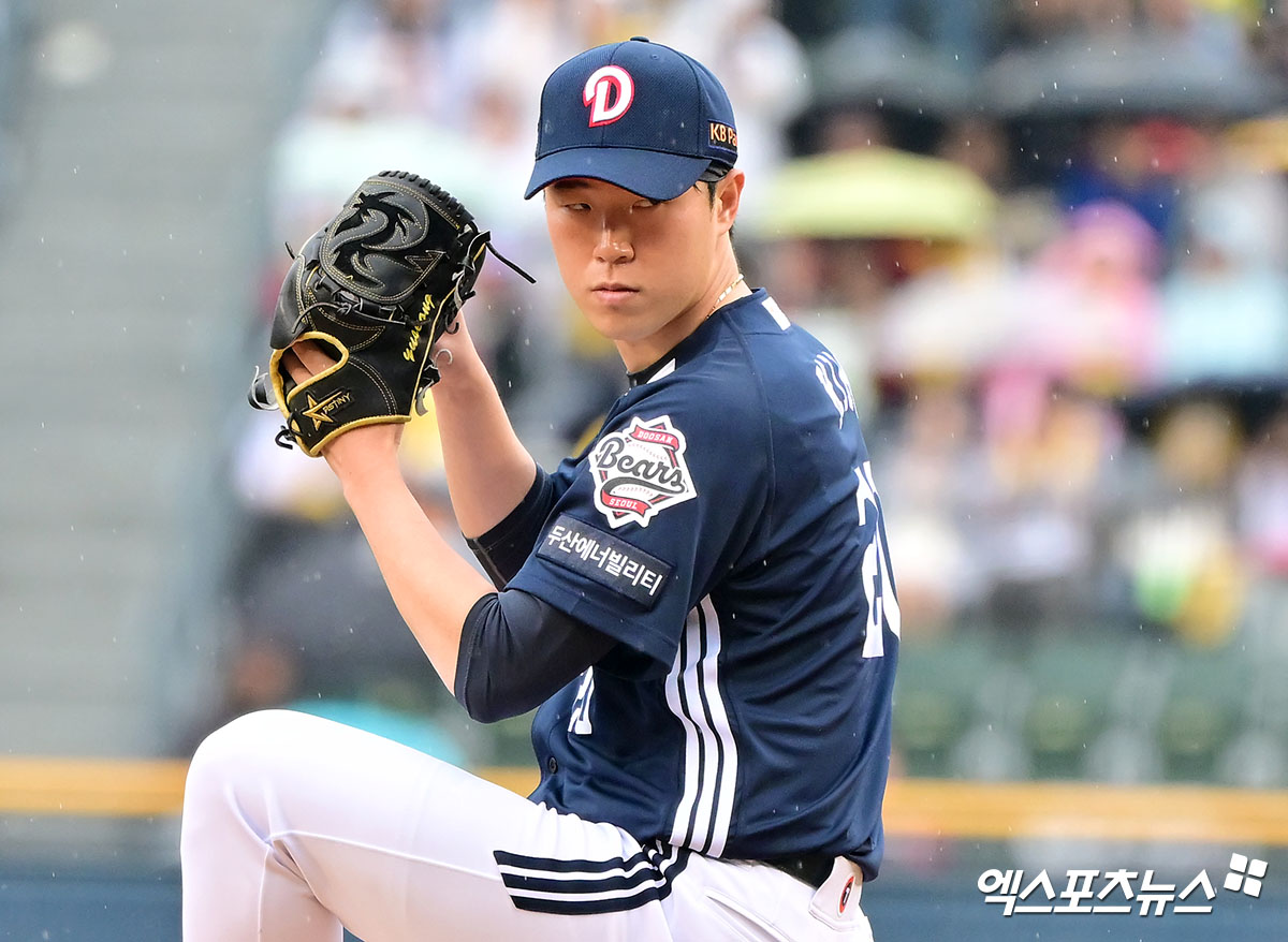 두산 투수 김유성은 지난 12일 잠실구장에서 열린 '2025 신한 SOL Bank KBO 리그' LG와 주말 3연전 두 번째 경기에서 선발 등판했다. 최고 구속 시속 151㎞ 빠른 공을 던졌지만, 효율적인 투구를 하지 못해 3⅔이닝 2실점 하며 조기 강판 됐다. 엑스포츠뉴스 DB 