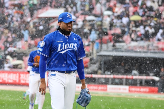 삼성 라이온즈 외국인 투수 대니 레예스가 14일 1군 엔트리에서 말소됐다. 레예스는 지난 13일 수원 KT전 등판 도중 어깨에 불편함을 느껴 검진 결과 어깨 염증을 발견했다. 삼성 라이온즈