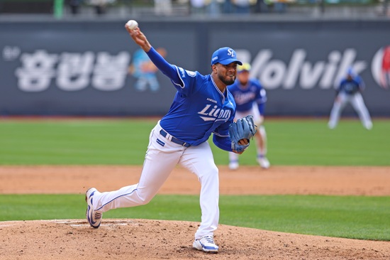 삼성 라이온즈 외국인 투수 대니 레예스가 14일 1군 엔트리에서 말소됐다. 레예스는 지난 13일 수원 KT전 등판 도중 어깨에 불편함을 느껴 검진 결과 어깨 염증을 발견했다. 삼성 라이온즈