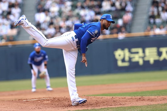 삼성 라이온즈 외국인 투수 대니 레예스가 14일 1군 엔트리에서 말소됐다. 레예스는 지난 13일 수원 KT전 등판 도중 어깨에 불편함을 느껴 검진 결과 어깨 염증을 발견했다. 삼성 라이온즈