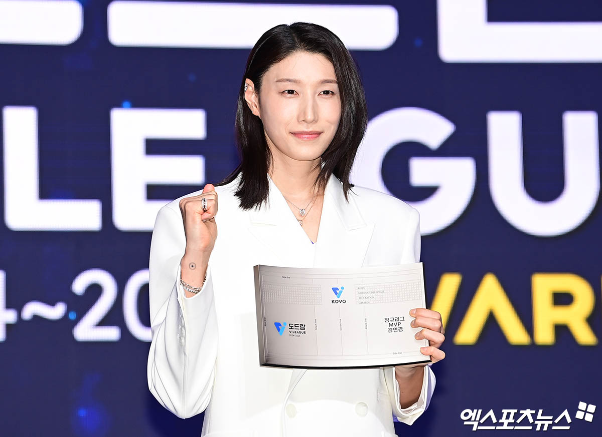 흥국생명 아웃사이드히터 김연경은 14일 서울 스위스 그랜드 호텔 컨벤션홀에서 열린 '도드람 2024-2025 V-리그 시상식'에 참석했다. 투표단 31표 모두 획득해 만장일치로 여자부 정규시즌 MVP에 선정됐다. 홍은동, 박지영 기자