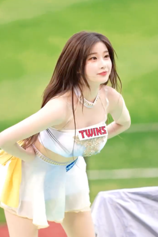 4억에 대만 진출' 이주은 치어리더, 시스루 유니폼 자태 '화끈'