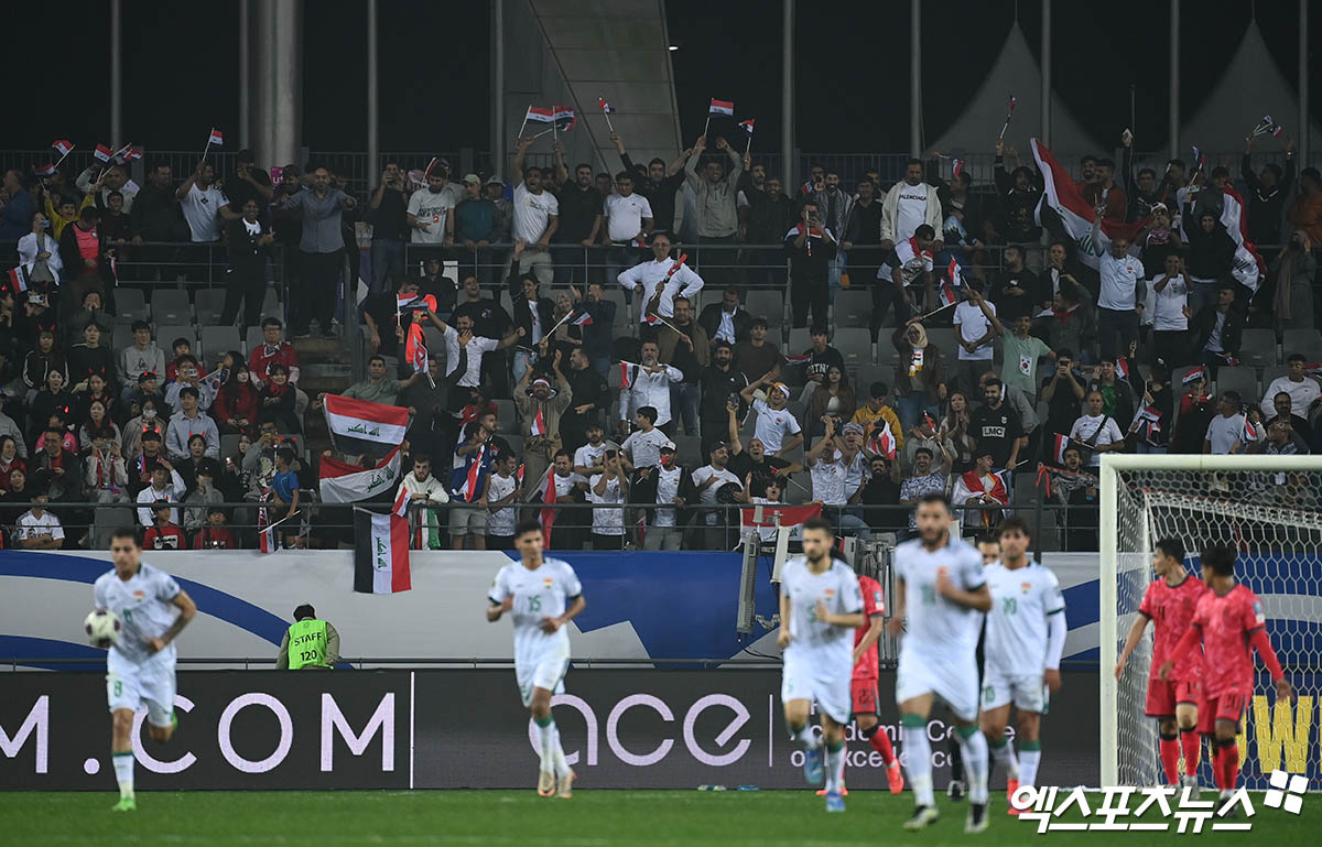 이라크 매체 '알라비아스포츠'가 1일(한국시간) 후세인 아무타 감독과 협상이 결렬된 뒤, 이라크축구협회가 엑토르 쿠페르를 포함해 헬리오 수자, 틴틴 마르케스 로페스 감독을 차기 축구 국가대표팀 감독 후보로 두고 있다고 보도했다.   이어 현지에서는 엑토르 쿠페르 감독과 먼저 이라크축구협회가 줌 미팅을 가졌다는 보도가 나오면서 쿠페르 감독이 1순위 후보로 거론되고 있다. 엑스포츠뉴스DB