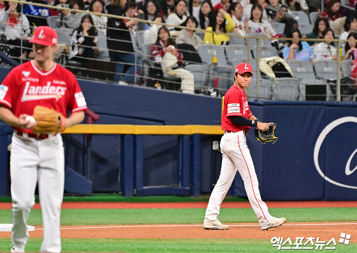 28일 오후 서울 구로구 고척스카이돔에서 열린 '2025 신한 SOL Bank KBO리그' SSG 랜더스와 키움 히어로즈의 경기, 5회초 무사 1루 SSG 박지환이 포구 실책을 한 후 아쉬워하고 있다. 엑스포츠뉴스 DB
