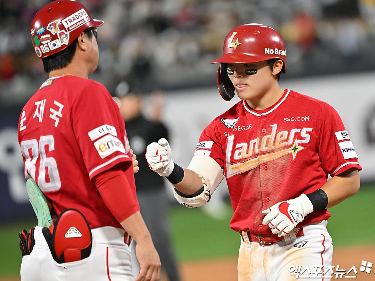 1일 오후 수원KT위즈파크에서 열린 '2024 신한 SOL Bank KBO리그' SSG 랜더스와 KT 위즈의 5위 결정전 경기, 5회초 2사 1루 SSG 정준재가 중전안타를 날리고 있다. 엑스포츠뉴스 DB