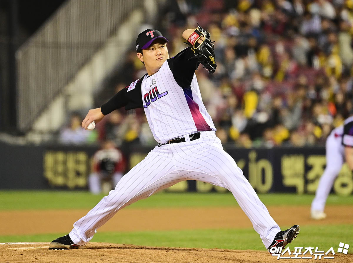 LG 트윈스 투수 김강률이 올해 정규시즌 경기에 등판해 투구하고 있다. 엑스포츠뉴스 DB