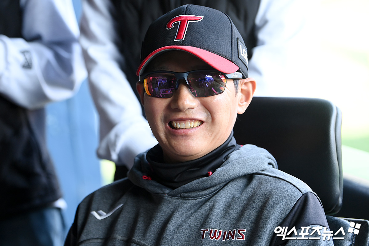 LG 트윈스 염경엽 감독이 15일 서울 잠실야구장에서 삼성 라이온즈와의 경기를 앞두고 인터뷰하고 있다. 엑스포츠뉴스 잠실, 고아라 기자