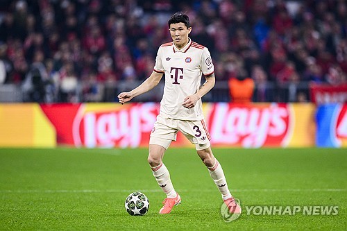 독일 스카이스포츠의 저명기자 플로리안 플레텐베르크가 김민재를 다시 한 번 거론했다. 그는 15일 오후 자신의 SNS를 통해 '본머스 센터백 딘 하위선에 대해 바이에른 뮌헨이 큰 관심을 갖고 있다'며 '김민재가 이탈하면 하위선 영입 자금이 마련될 수 있다'고 대놓고 말했다. 연합뉴스