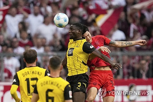 독일 스카이스포츠의 저명기자 플로리안 플레텐베르크가 김민재를 다시 한 번 거론했다. 그는 15일 오후 자신의 SNS를 통해 '본머스 센터백 딘 하위선에 대해 바이에른 뮌헨이 큰 관심을 갖고 있다'며 '김민재가 이탈하면 하위선 영입 자금이 마련될 수 있다'고 대놓고 말했다. 연합뉴스