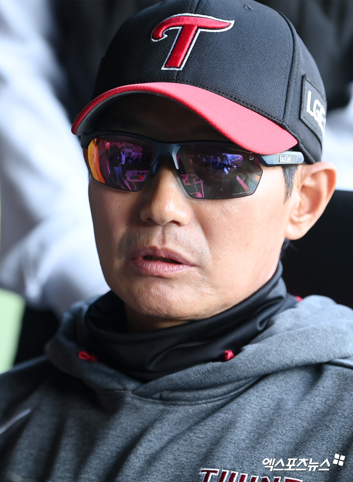 LG 트윈스 염경엽 감독이 15일 서울 잠실야구장에서 삼성 라이온즈와의 경기를 앞두고 인터뷰하고 있다. 엑스포츠뉴스 잠실, 고아라 기자