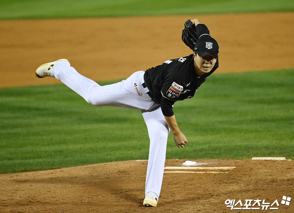 11일 오후 서울 송파구 잠실야구장에서 열린 '2024 신한 SOL Bank KBO 포스트시즌' KT 위즈와 LG 트윈스의 경기, 3회말 무사 1루 KT 손동현이 역투하고 있다. 엑스포츠뉴스 DB