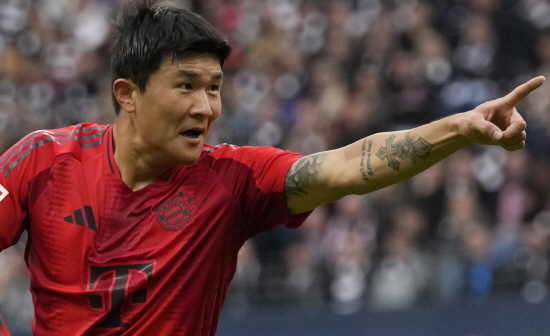 독일 스카이스포츠의 저명기자 플로리안 플레텐베르크가 김민재를 다시 한 번 거론했다. 그는 15일 오후 자신의 SNS를 통해 '본머스 센터백 딘 하위선에 대해 바이에른 뮌헨이 큰 관심을 갖고 있다'며 '김민재가 이탈하면 하위선 영입 자금이 마련될 수 있다'고 대놓고 말했다. 연합뉴스