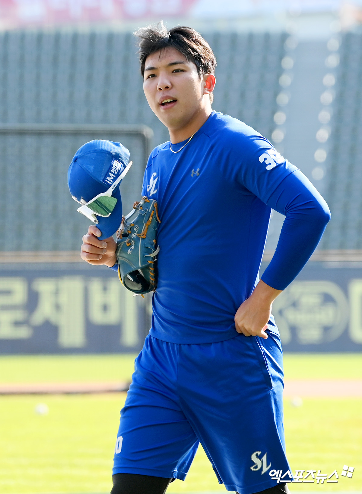 삼성 라이온즈 내야수 김영웅이 15일 서울 잠실야구장에서 LG 트윈스와의 경기를 앞두고 훈련에 임하고 있다. 엑스포츠뉴스 잠실, 고아라 기자