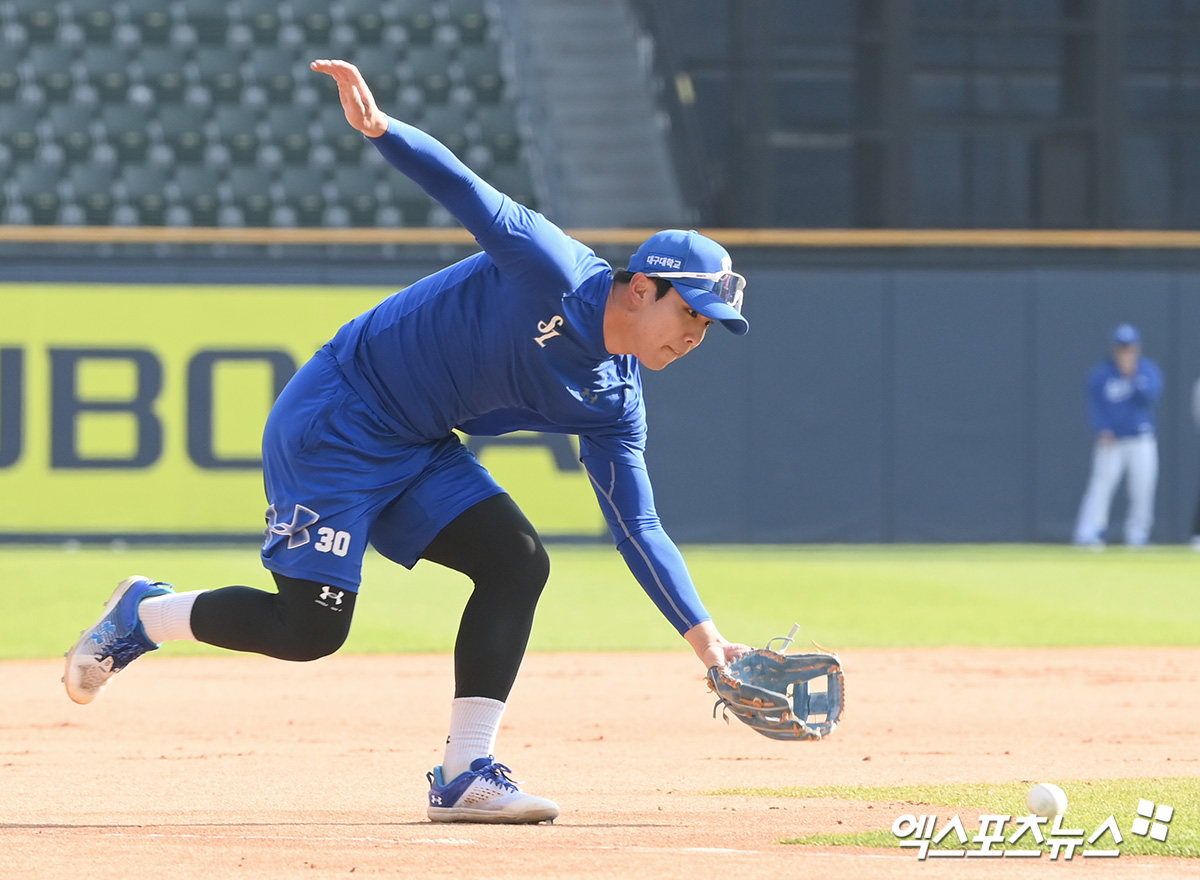 삼성 라이온즈 내야수 김영웅이 15일 서울 잠실야구장에서 LG 트윈스와의 경기를 앞두고 훈련에 임하고 있다. 엑스포츠뉴스 잠실, 고아라 기자